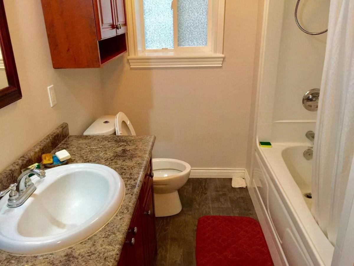 Good Location Apartment Surrey Bagian luar foto