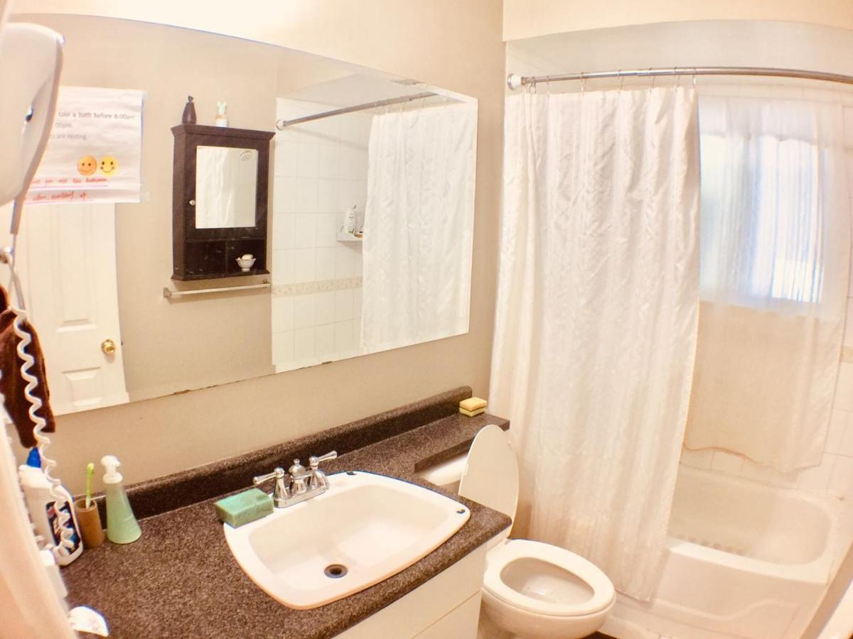 Good Location Apartment Surrey Bagian luar foto