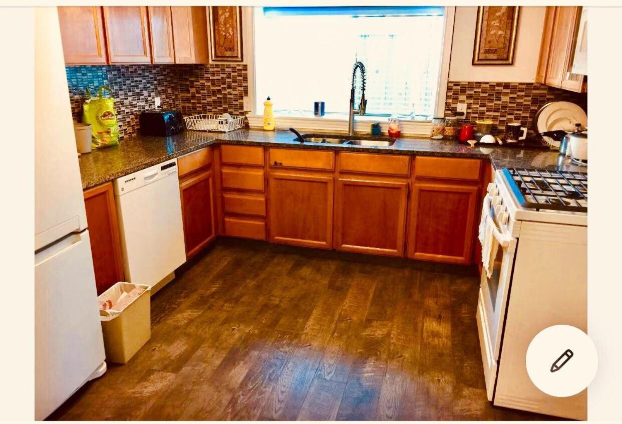 Good Location Apartment Surrey Bagian luar foto