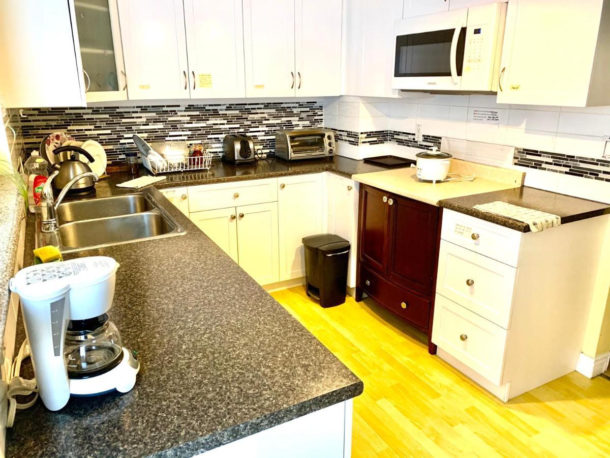 Good Location Apartment Surrey Bagian luar foto