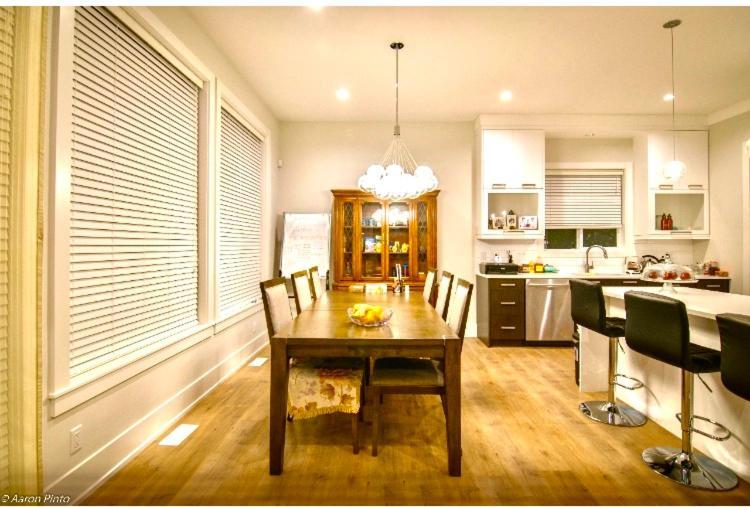 Good Location Apartment Surrey Bagian luar foto