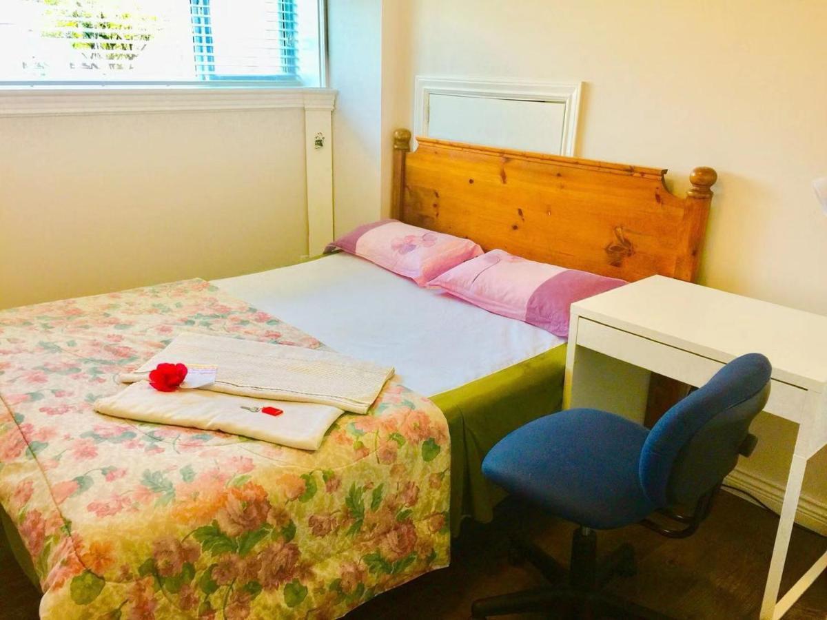 Good Location Apartment Surrey Bagian luar foto
